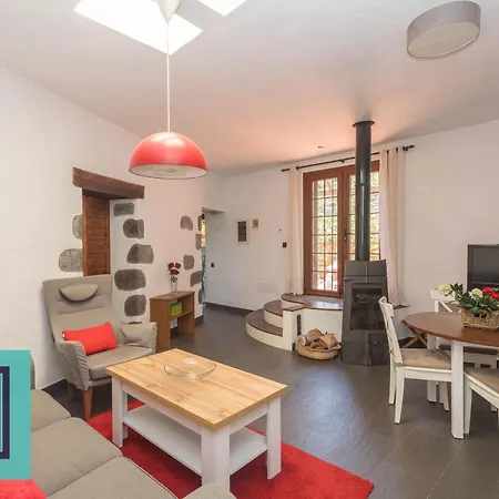 Casa Brumas De Arbejales بيت للعطل *